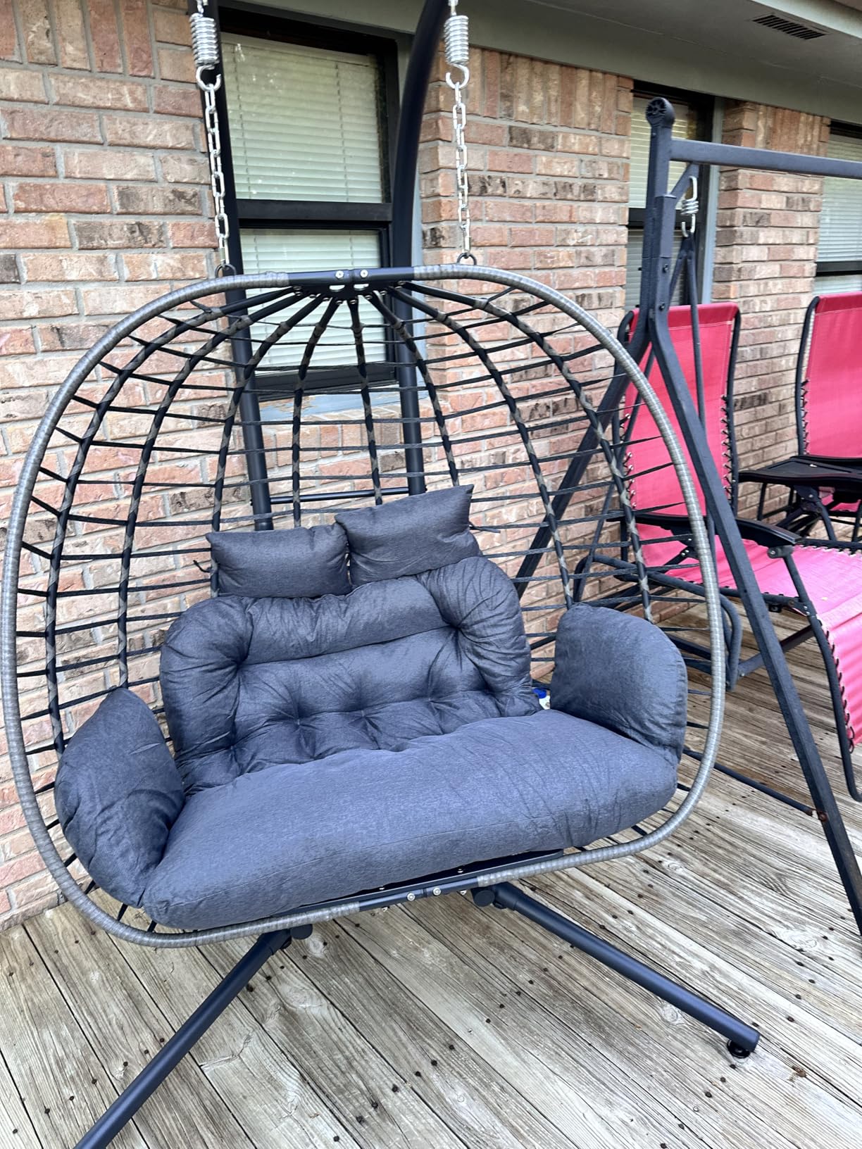 Scaun hamac tip ou suspendat pe terasă